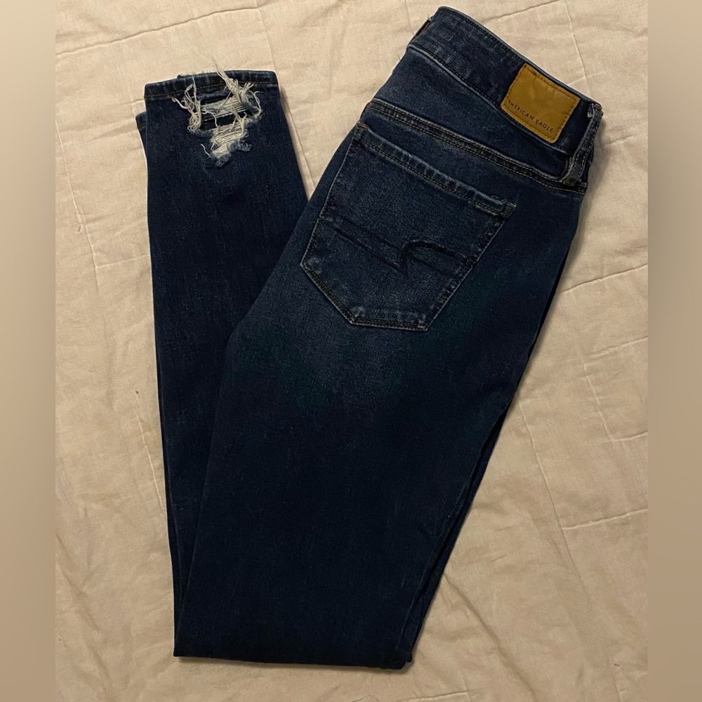 American Eagle Women’s Hi-Rise Dream Distressed Jegging. Size 4 Regular.